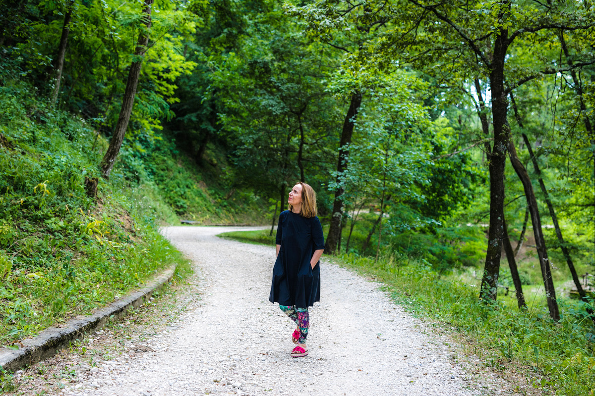 Patrizia Guiotto durante una passeggiata in mezzo alla natura, fonte di ispirazione e fine ultimo delle sue creazioni di design ecosostenibile.