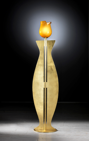 Lampada da terra progettata da Patrizia Guiotto, il cui design è ispirato alla forma di una rosa dallo stelo lungo.